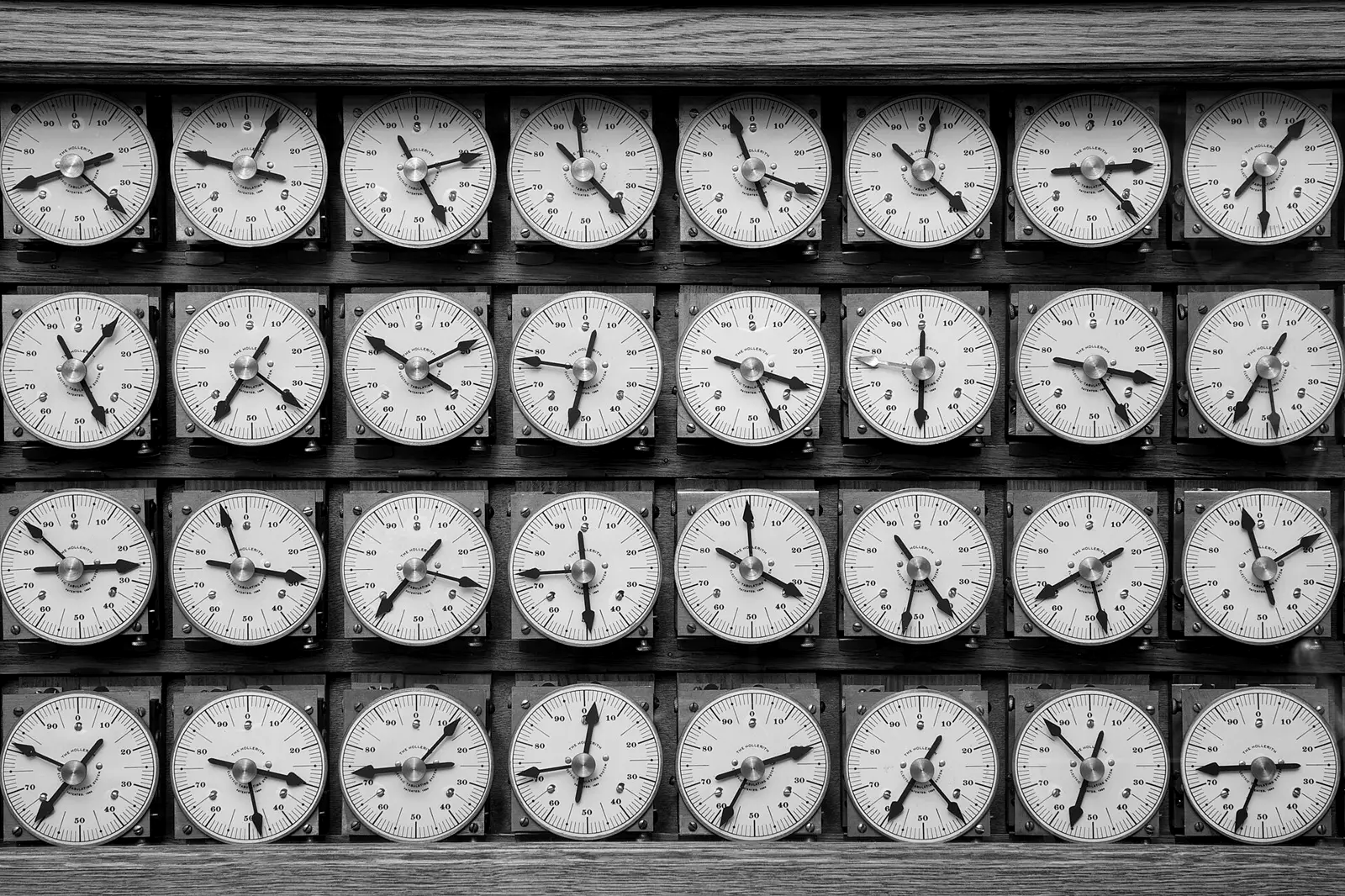 Rijen ronde telwijzers van een Hollerith-telmachine in een houten kast