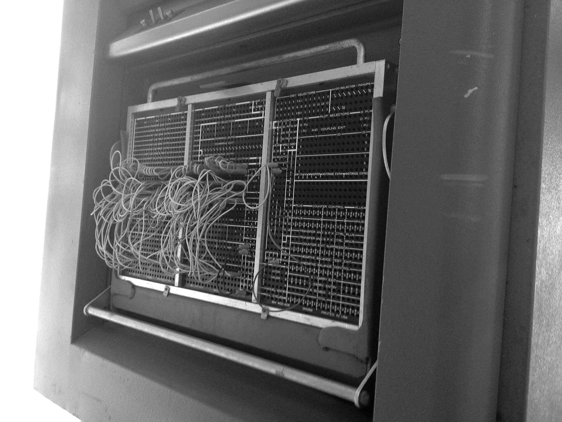 Stekkerbord van een IBM 403 met bundels gele draden